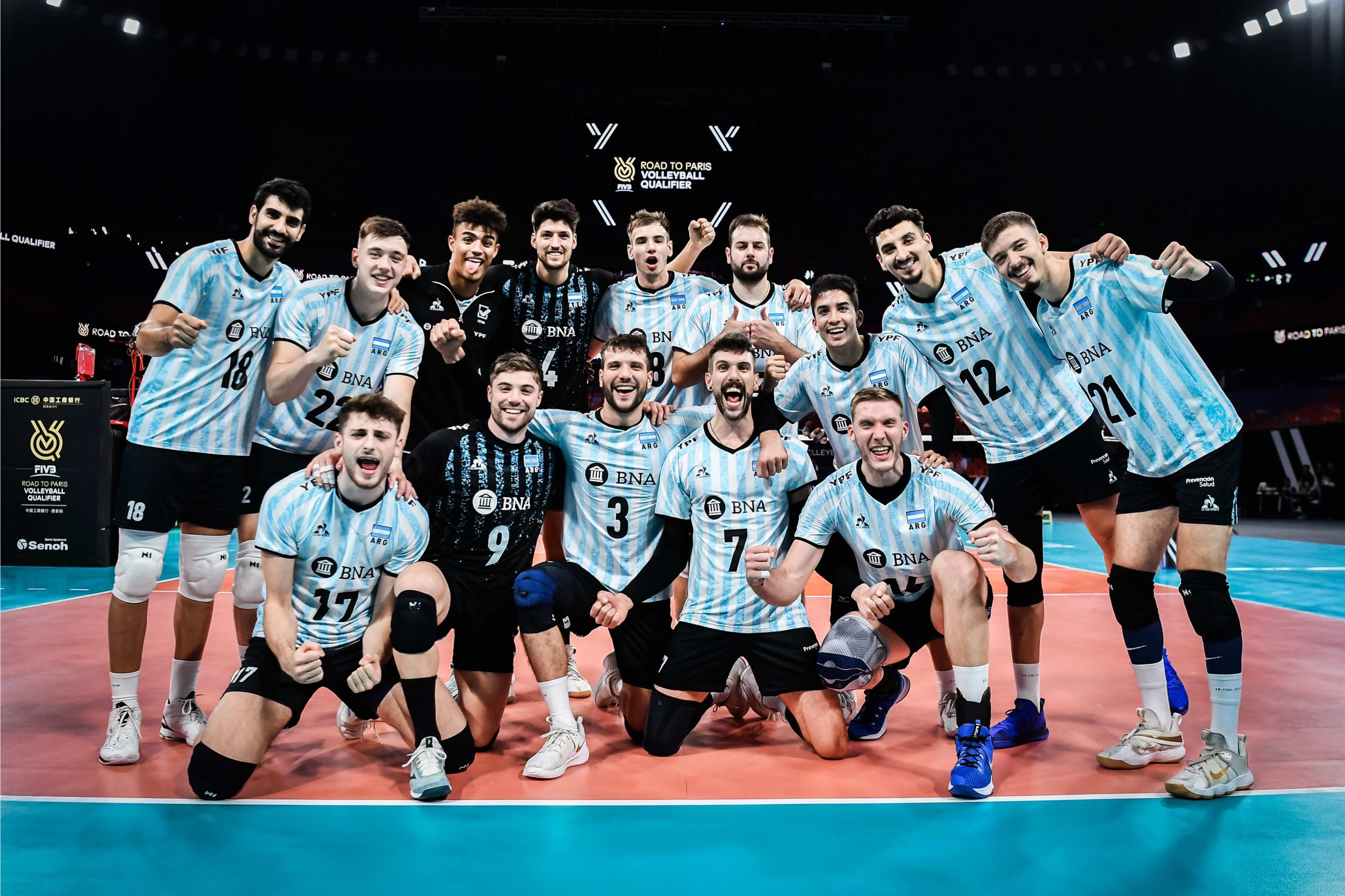 Jugadores de la selección argentina de voleibol, mostrando la camiseta del líbero de color diferente.